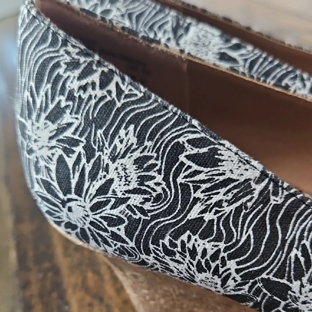 Dexflex Comfort Black and‎ White Floral Wedges